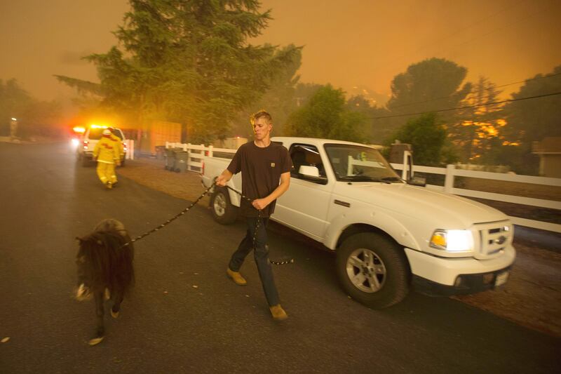 galleries/2016/07/25/gigantic-wildfire-rages-near-los-angeles-photos/160724-california-wildfire-photo-7_n15wzs