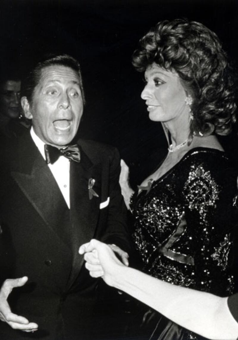 galleries/2009/12/07/valentino-through-the-ages/tymauer--valentino--sophia-loren_xnbda0