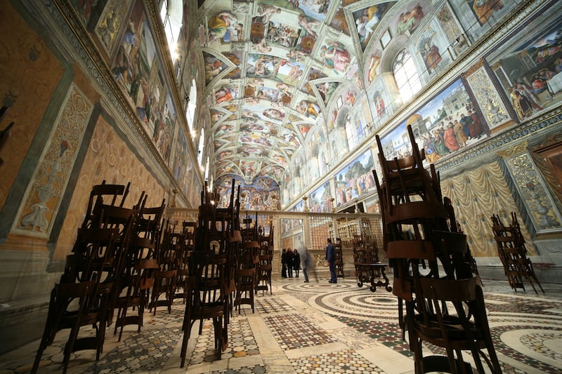 articles/2012/10/06/sistine-chapel-and-other-roman-landmarks-damaged-by-tourists/sistine-chapel-tourists-nadeau-tease_vdgwru
