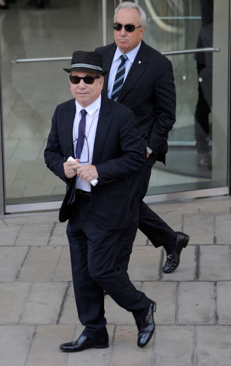 galleries/2012/07/09/guests-at-nora-ephron-s-memorial-matthew-broderick-steve-martin-and-more-photos/nora-ephron-memorial-guests-paul-simon_xo73wa