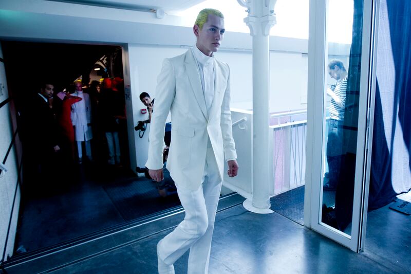 galleries/2011/06/26/john-galliano-to-givenchy-backstage-at-paris-fashion-week/songzio-kevin-tachman-0011_dxxqkb