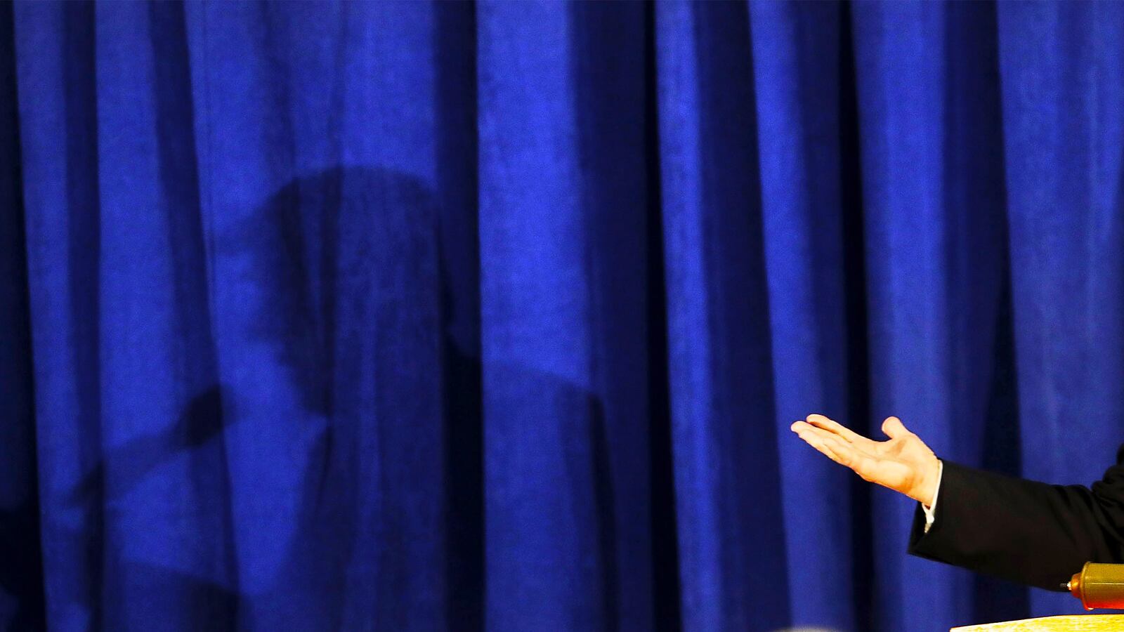 articles/2017/03/31/the-political-walls-are-closing-in-on-donald-trump/170331-reid-walls-trump-tease_axldal