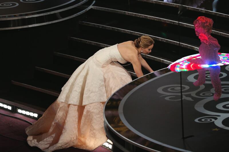 articles/2013/08/22/peter-dinklage-hula-hooping-makes-every-photo-better-from-the-royal-baby-to-justin-bieber/dinklage-lawrence_rbtz8s