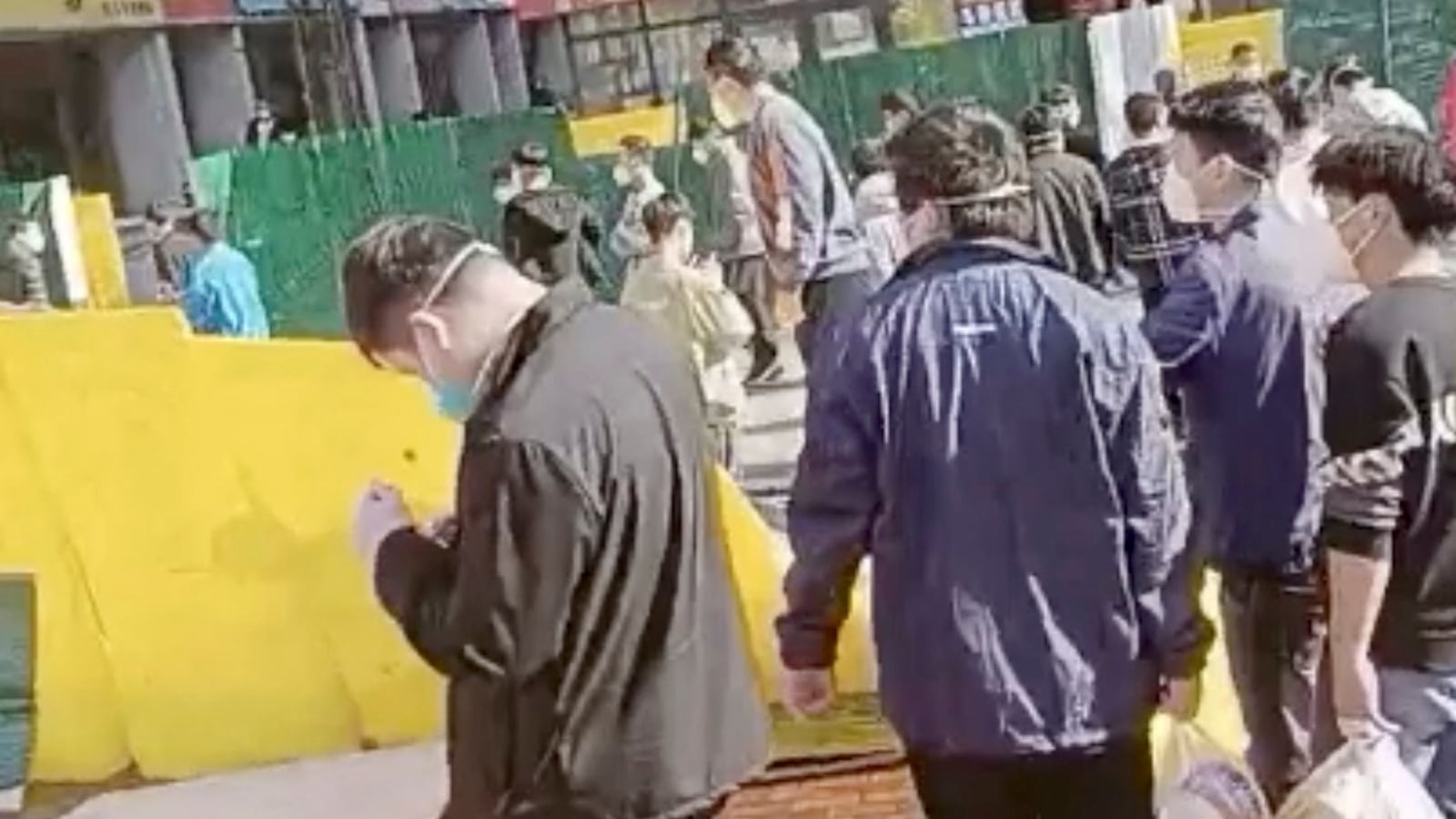 2022-11-23T055842Z_75221107_RC2HRX95MYXG_RTRMADP_3_FOXCONN-CHINA_dmxbos