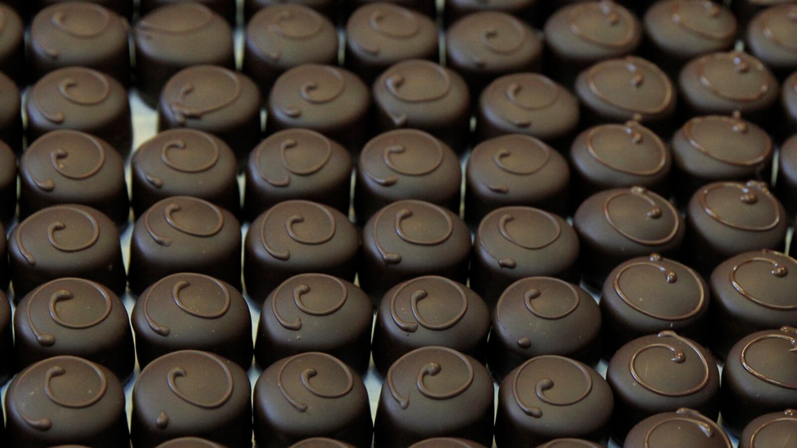 cheats/2016/03/08/study-chocolate-makes-you-smarter/160308-chocolate-cheat_mohdib