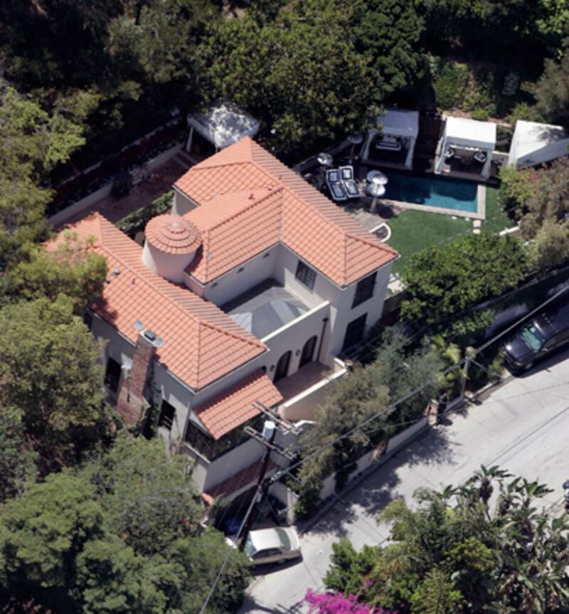 galleries/2010/12/16/gilded-cages/celeb-house-arrest---paris-hilton_ipoy3e
