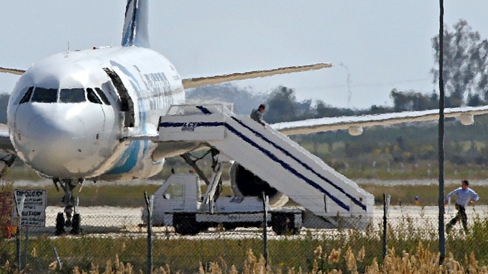 cheats/2016/03/30/egyptair-hijacker-posed-for-selfie-on-plane/160329-egyptair-cheat_dwn0k1