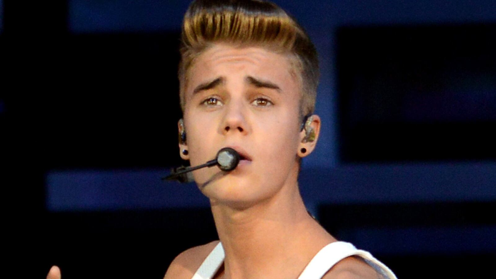 cheats/2013/05/05/e-s-twitter-feed-hacked/130505-bieber-gay-e_-twitter-hacked-cheat_z4kvwv