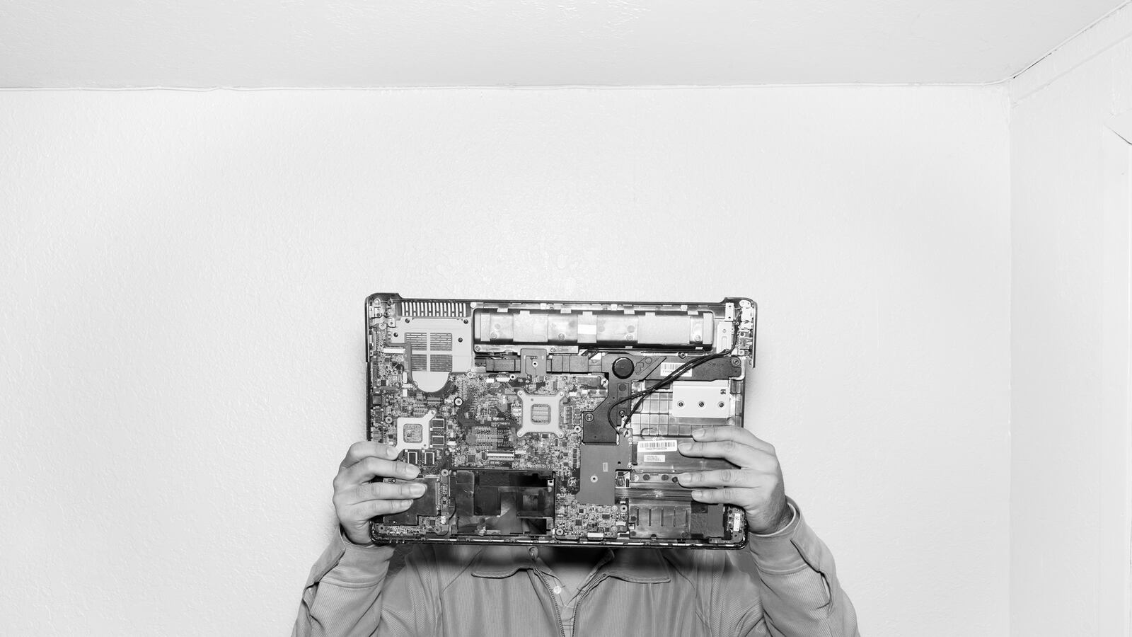 articles/2013/11/22/photographer-alec-soth-shows-a-different-side-of-silicon-valley/Soth_12_sfmoma_SiliconValley_QuickFix_qx5aop