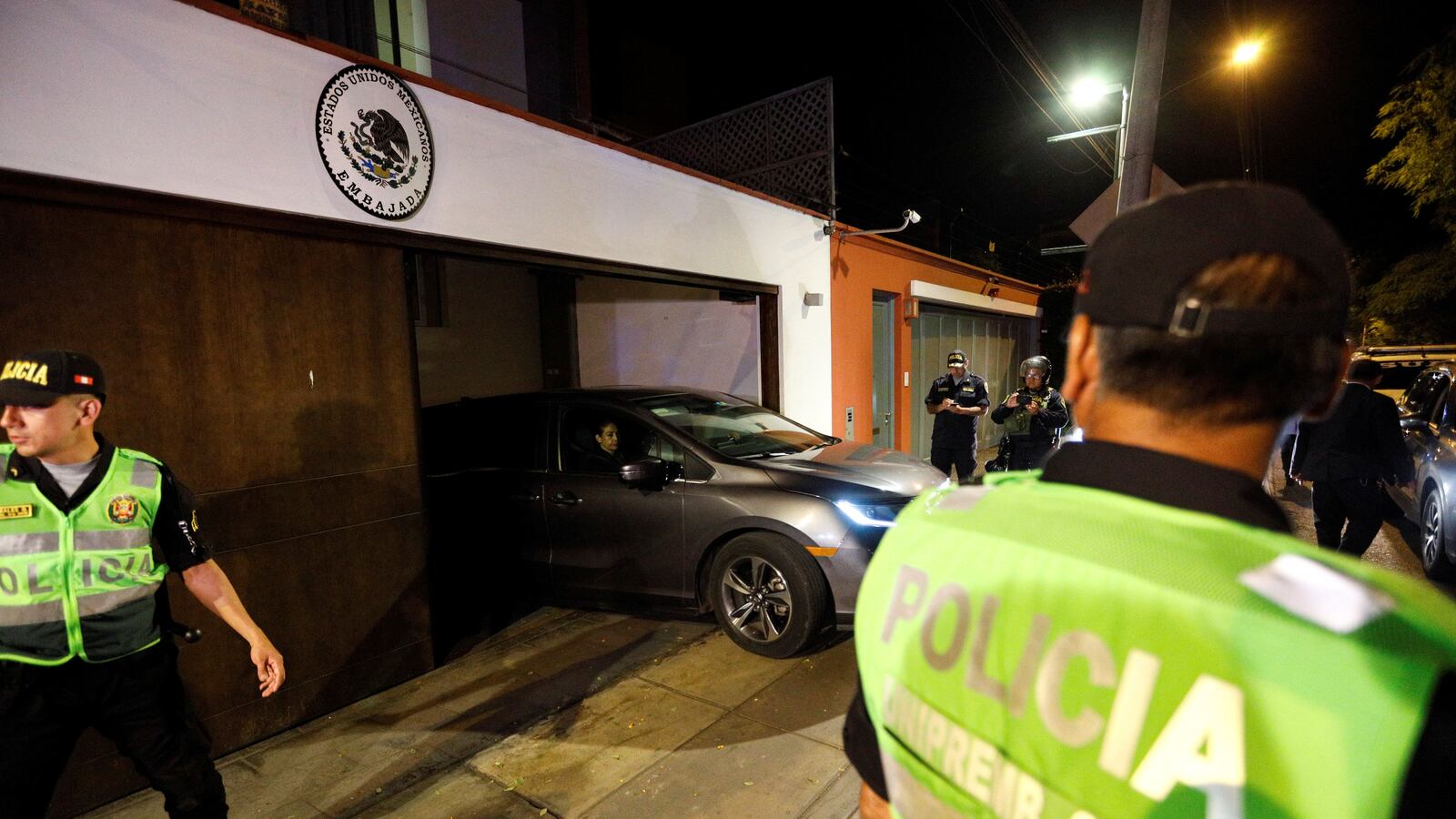 2022-12-21T051258Z_521747972_RC23AY9BAVJW_RTRMADP_3_PERU-POLITICS-MEXICO_ieq1lz