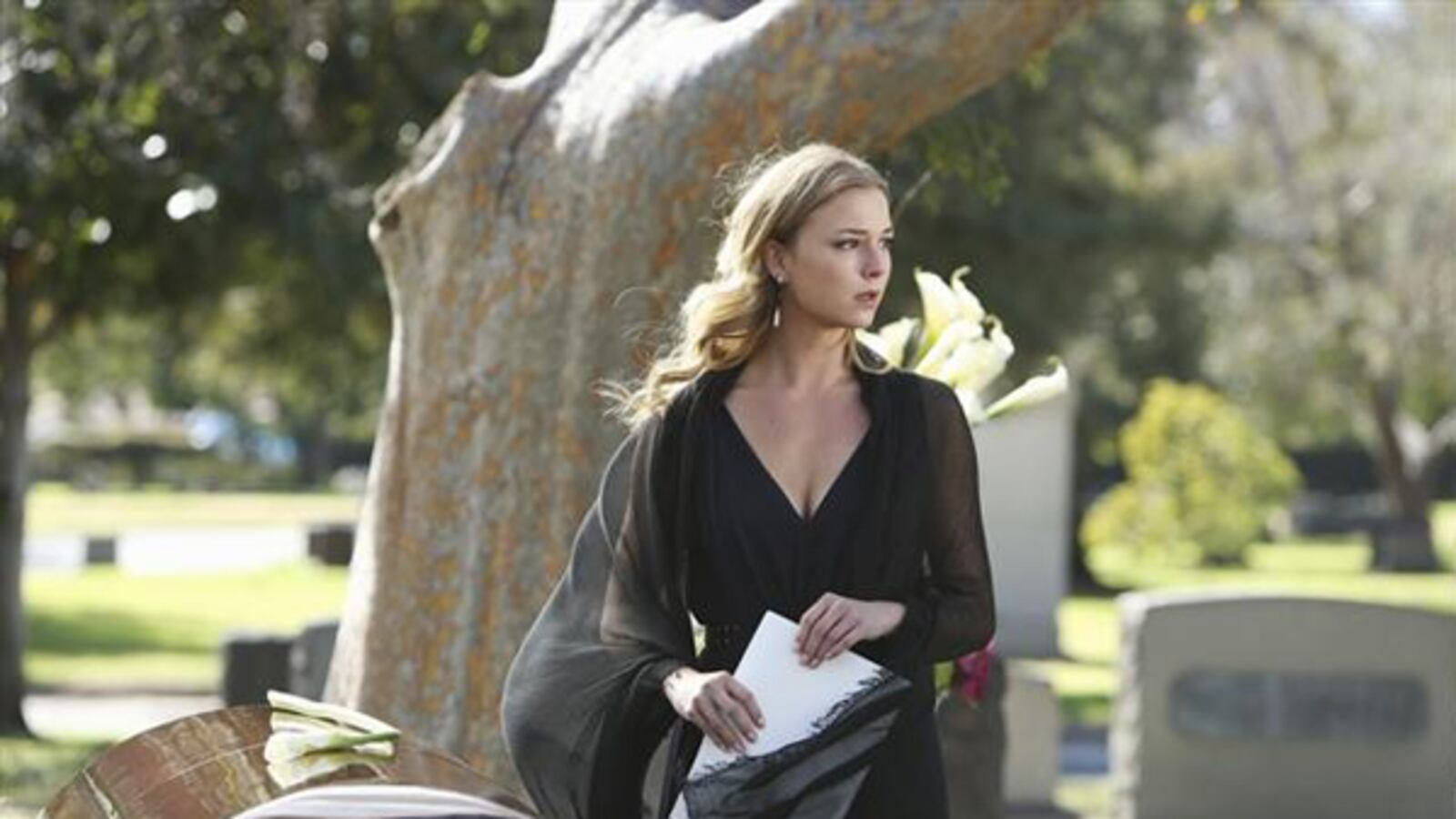 articles/2013/03/08/revenge-what-went-wrong-with-abc-s-once-daring-thriller/130307-Lacob-revenge-tease_e1xcha