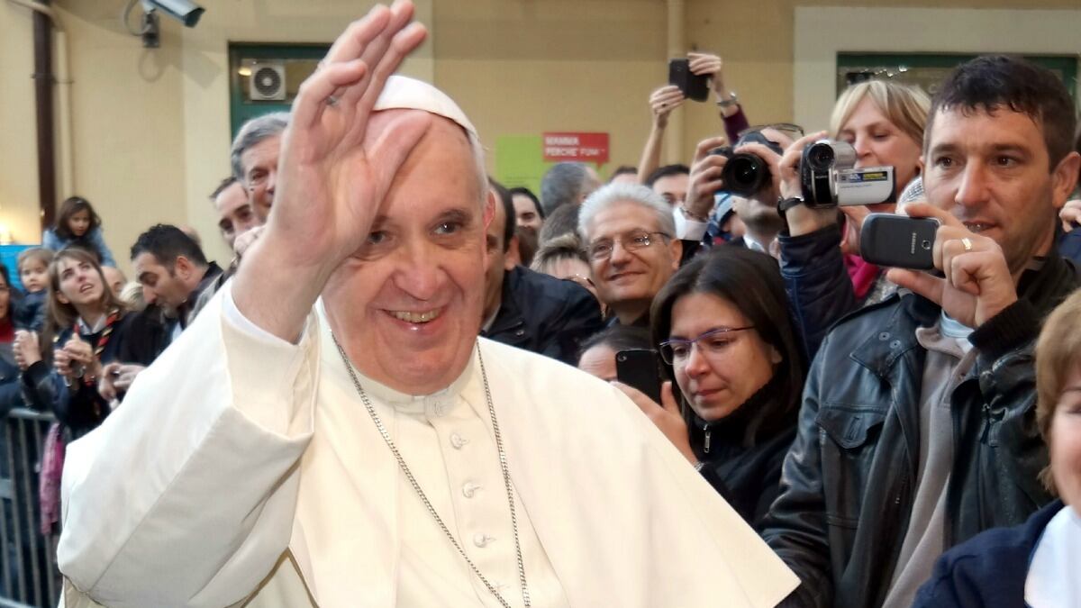 cheats/2013/12/23/popes-francis-and-benedict-chat-pray/popes-visit-cheat_q1jukv