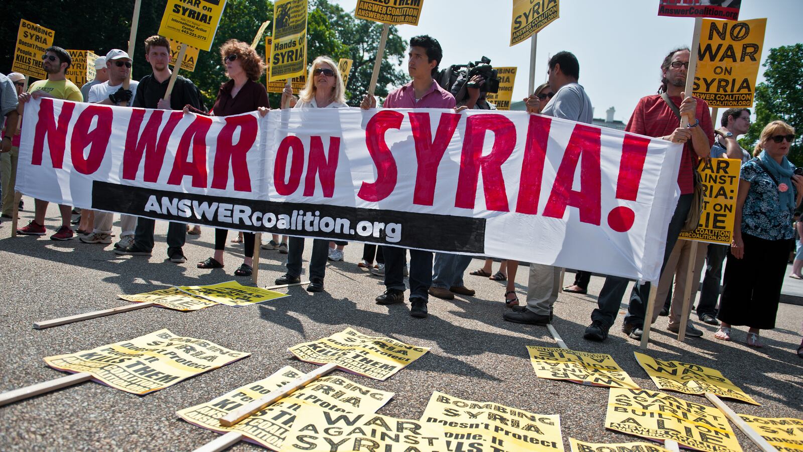 articles/2013/09/09/obama-should-be-applauded-for-consulting-congress-on-syria/130901-wh-protest-signs_oyd1u2
