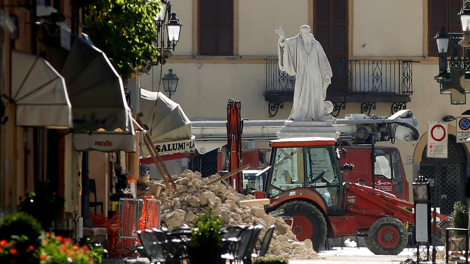 cheats/2016/10/30/6-6-magnitude-earthquake-rocks-central-italy/161030-italy-earthquake-cheat_gu6foc