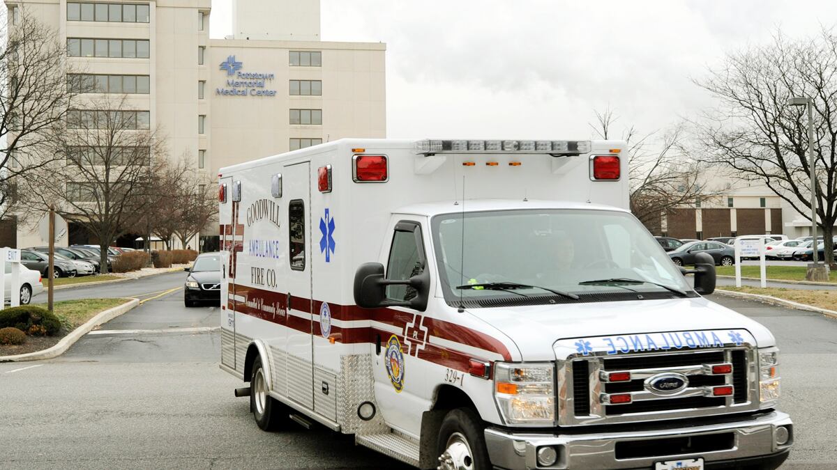 cheats/2011/10/02/drunk-chicago-man-steals-ambulance/drunk-man-steals-ambulance-crashes-cs_rpjyir