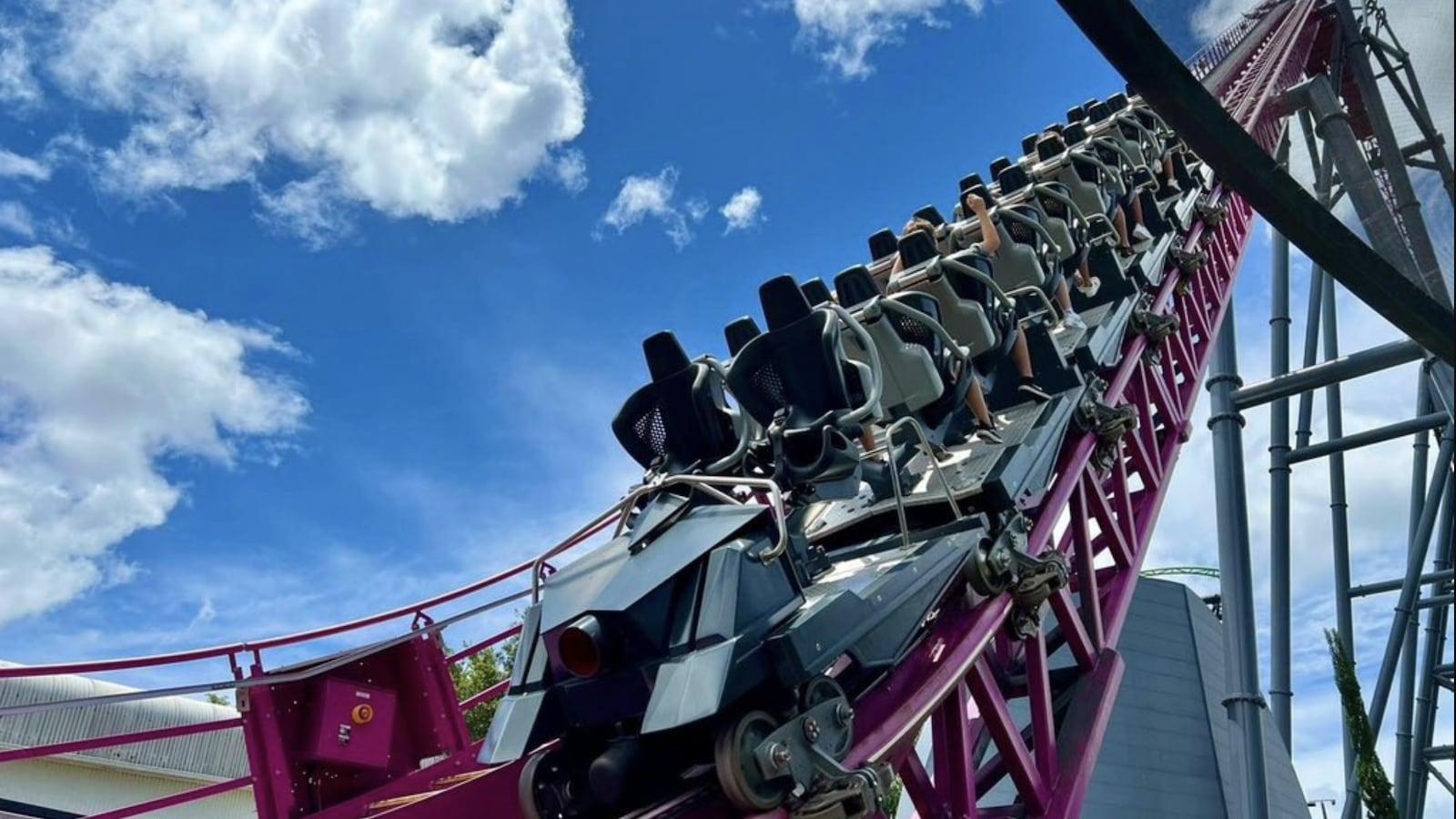 The ride malfunctioned in 86 degree heat. Theme Park Worldwide/X.