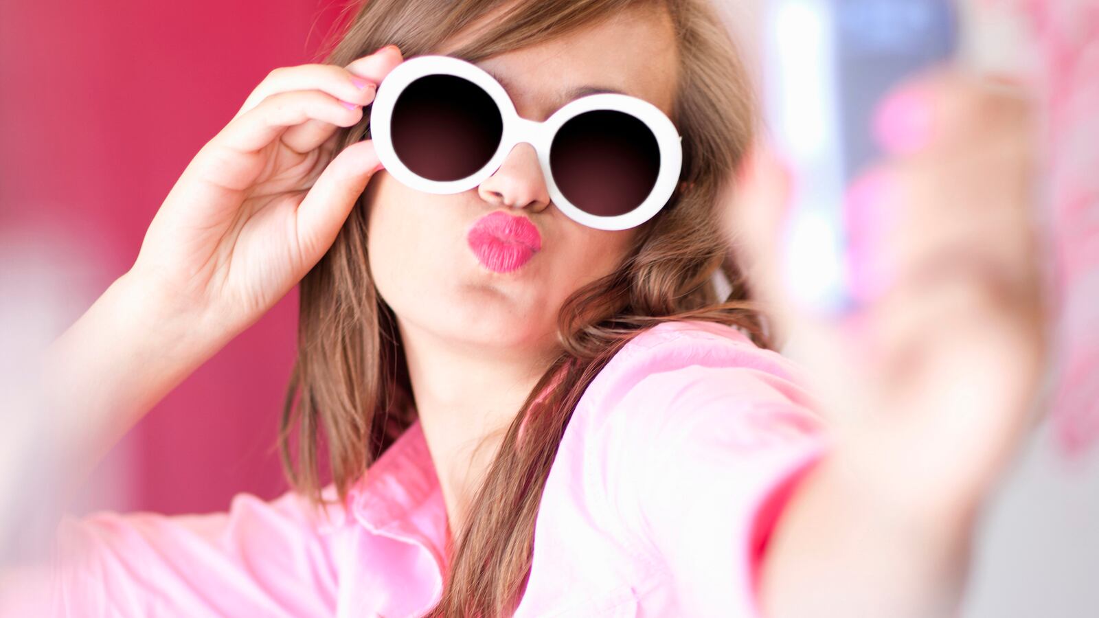 articles/2014/04/07/new-app-skinneepix-promises-to-shave-15-pounds-off-your-selfies/140406-skinny-app-tease_qanxja