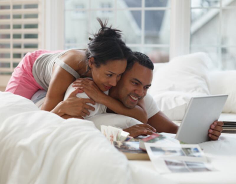 articles/2010/11/14/sex-and-tech-12-relationship-rules-from-facebook-to-twitter/ries-howorth-etiquette_141212_hvntk1