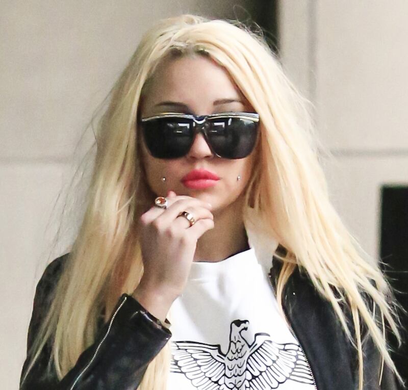 galleries/2013/06/26/amanda-bynes-courtney-stodden-more-celeb-plastic-surgeries-photos/130625-amanda-surgery-gallery_wzz7sq