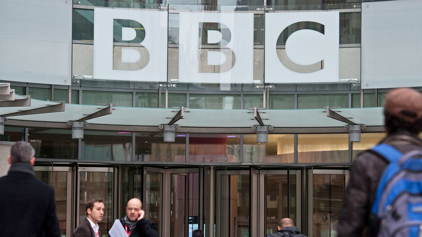 cheats/2012/11/12/bbc-news-head-steps-aside/bbc-news-director-resigns-cheat_cdd2qk