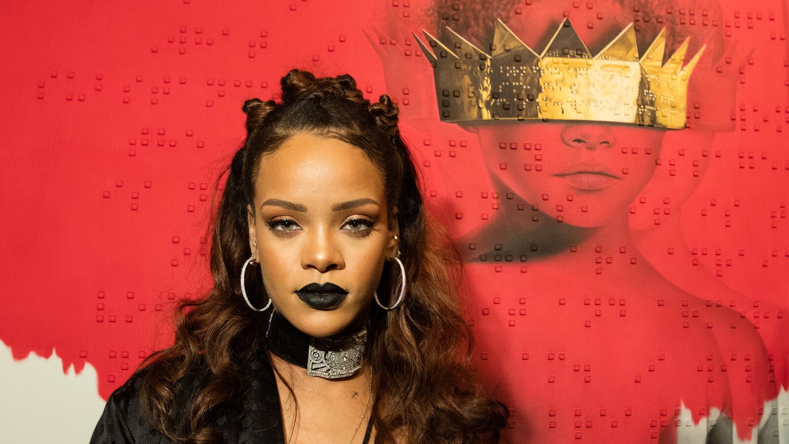 articles/2016/05/02/chokers-take-hold-again-and-they-re-not-just-for-goths/160502-crocker-chokers-tease_yypafk