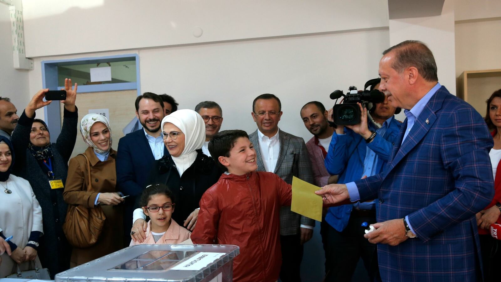 cheats/2017/04/16/3-killed-outside-turkish-polling-station/170416-turkey-referendum-turns-violent-cheat_zawzja
