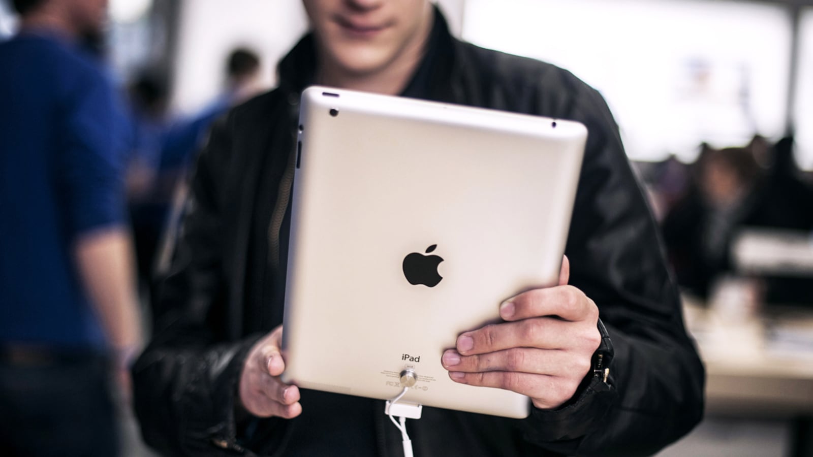 cheats/2012/07/15/apple-may-try-smaller-ipad/feds-sue-apple-box_s0f9vy