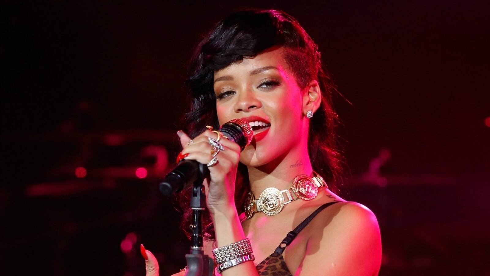 cheats/2012/11/20/rihanna-apologizes-for-ignoring-press/rihanna-apologizes-cs_mdeqqe