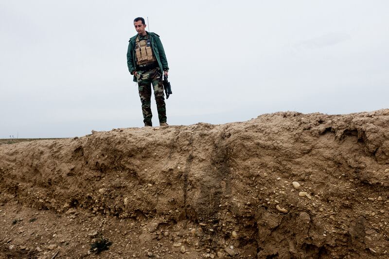 galleries/2015/03/19/uncovering-isis-s-mass-graves/150318-sayman-graves11_ubpet7