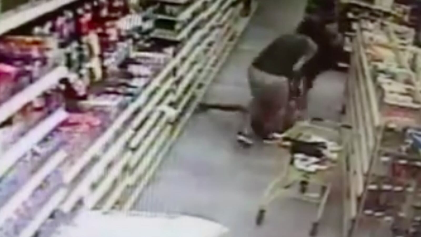 cheats/2016/06/08/watch-mom-stops-daughter-s-kidnapping/160608-dollar-general-kidnap-cheat_dl4oec