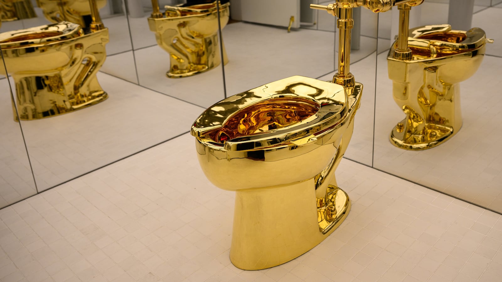 'America,' the toilet cast from more than 100 kilograms of solid 18-karat gold