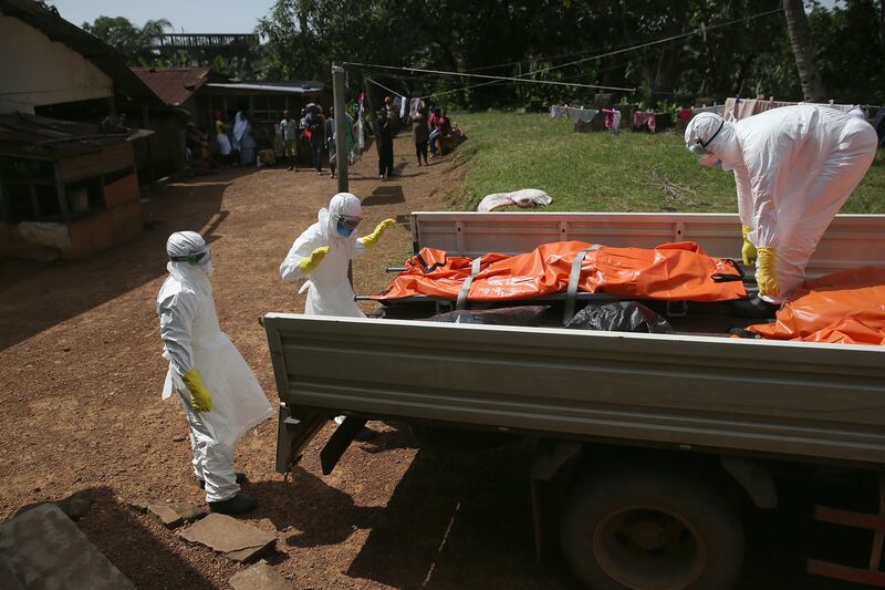 galleries/2014/10/23/portrait-of-an-epidemic-the-front-lines-of-ebola/141022-john-moore-ebola-13_dmsien