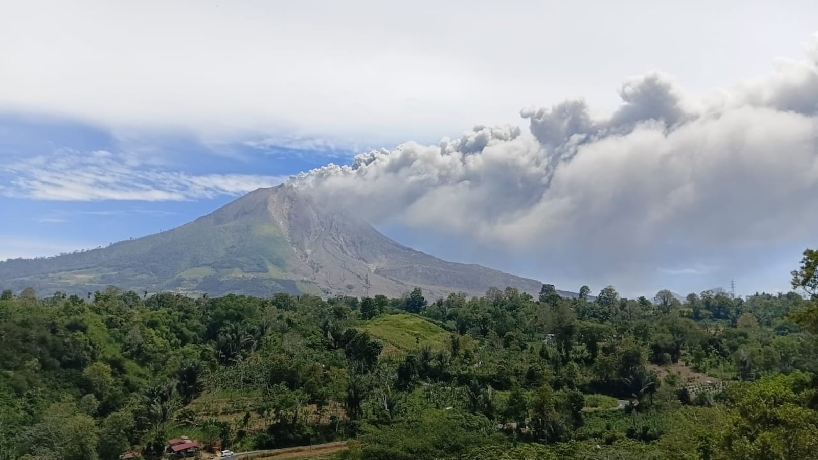 KARO, INDONESIA - AUGUST 31: A thick column of volcanic ash rises from Mount Sinabung during an eruption in Karo Regency, North Sumatra, Indonesia, on August 31, 2026. The volcano erupted on Monday morning, sending a thick column of volcanic ash approximately 3,500 meters (3.5 kilometers) above its summit. (Photo by Riski Cahyadi/Anadolu via Getty Images)