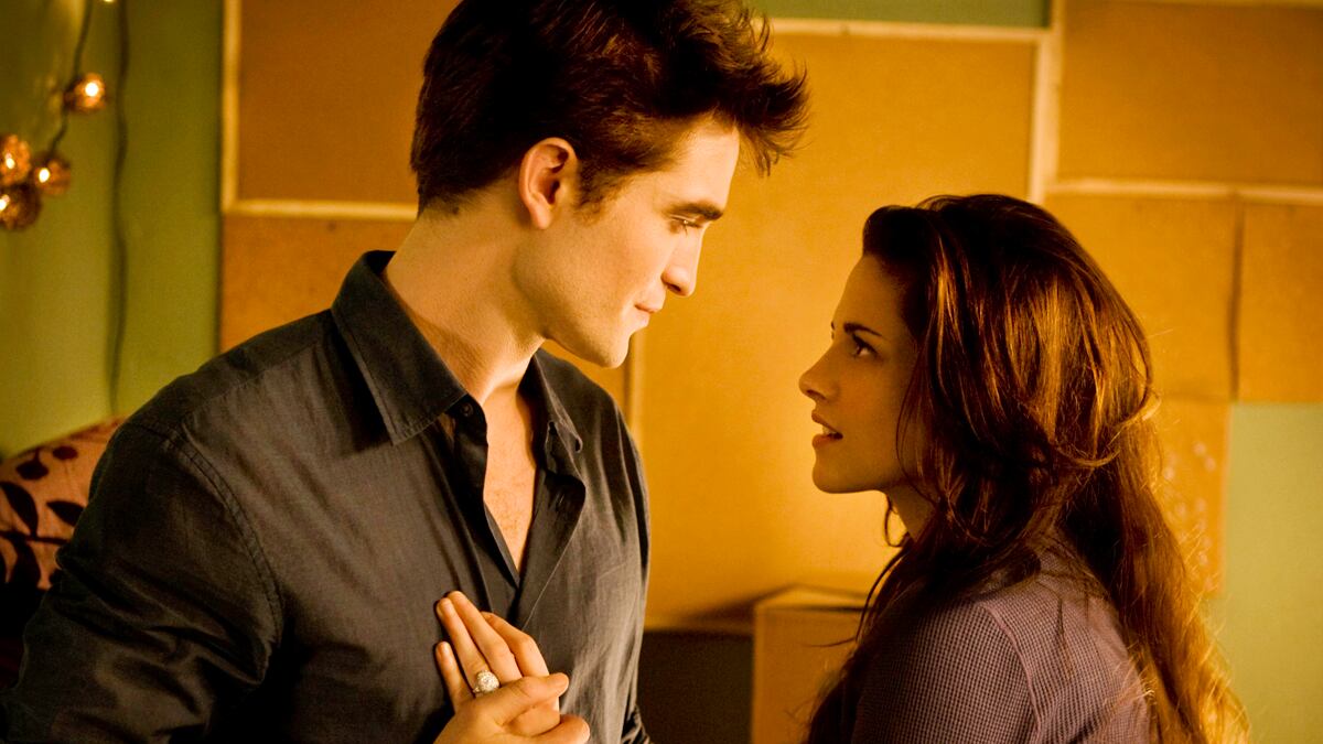 cheats/2011/11/19/critics-savage-new-twilight/twilight-breaking-dawn-fall-movies-ew_d8mh1f