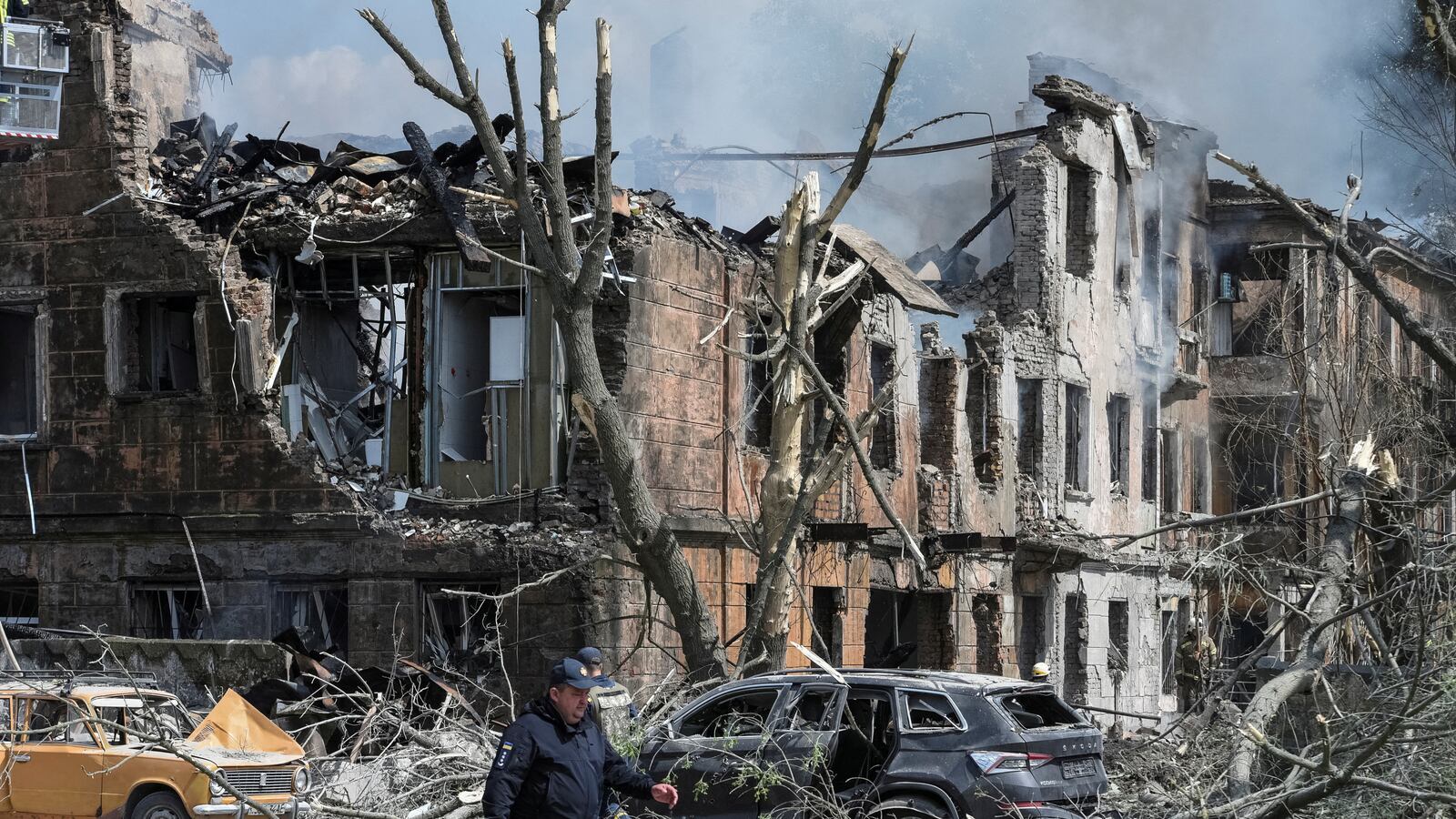 2023-05-26T133838Z_1910812880_RC2C61A6RPGK_RTRMADP_3_UKRAINE-CRISIS-ATTACK-DNIPRO_a5gmvy