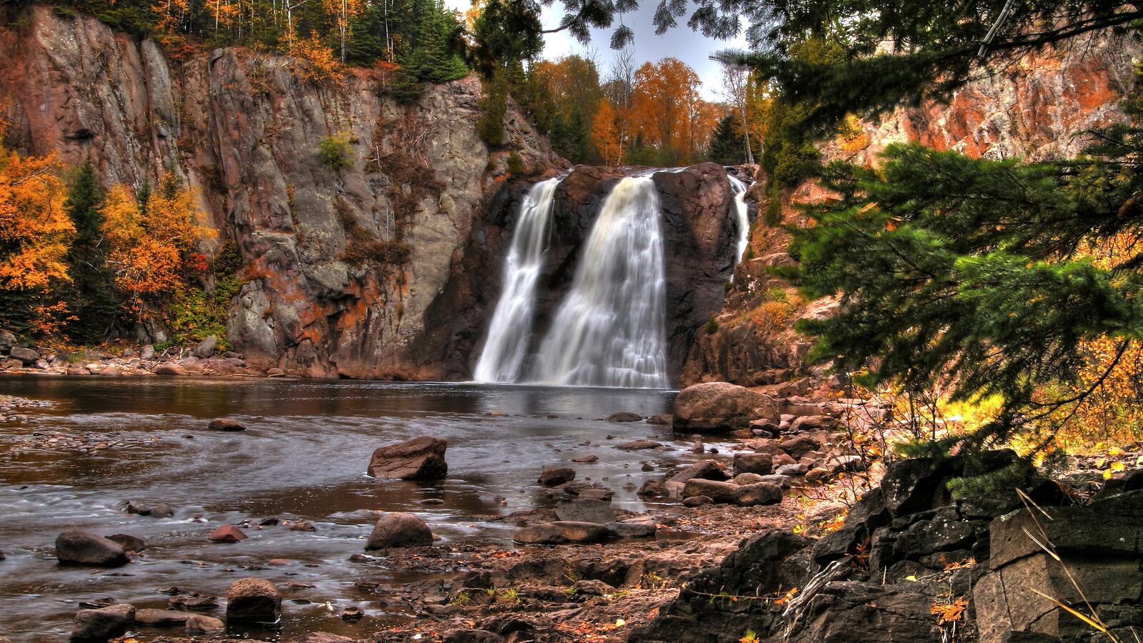 01_High_Falls_at_Tettegouche_State_Park_in_fall_Joseph_Gosline_e8k4be