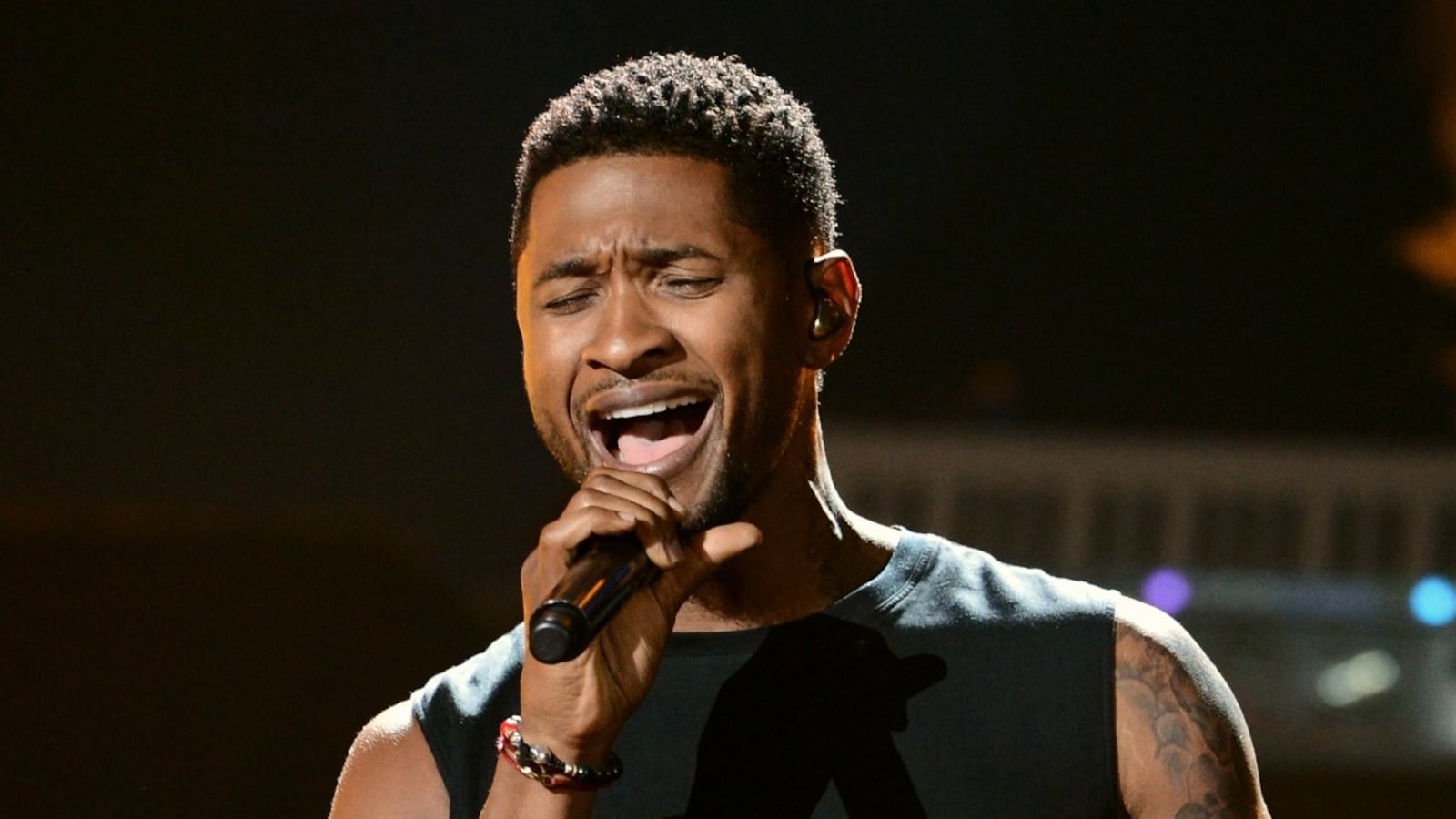 cheats/2012/09/17/usher-shakira-to-judge-the-voice/usher-shakira-the-voice-cheat_zktkxy