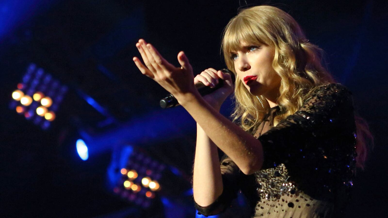 articles/2012/11/02/taylor-swift-is-badass-and-so-is-her-record-breaking-album-red/taylor-swift-badass-stern-tease_emraeh