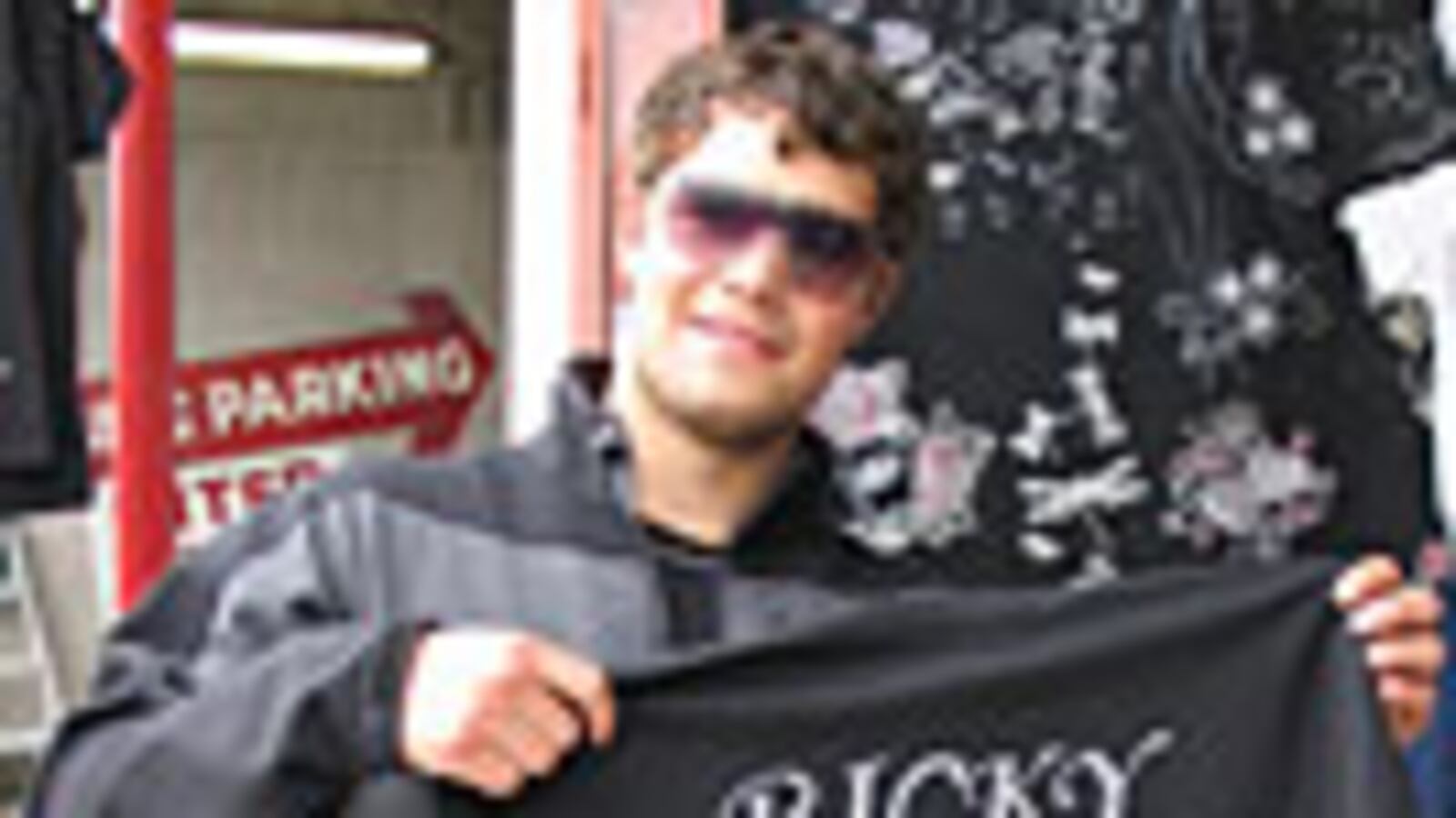 articles/2009/12/30/the-hottest-galleries-of-2009/espinosa-shopping-w-levi_32372_smkwwp