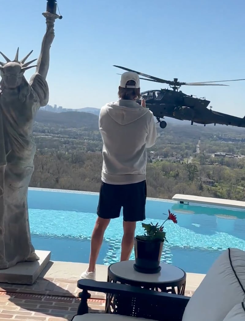 Kid Rock claps for the now suspended aircrew.