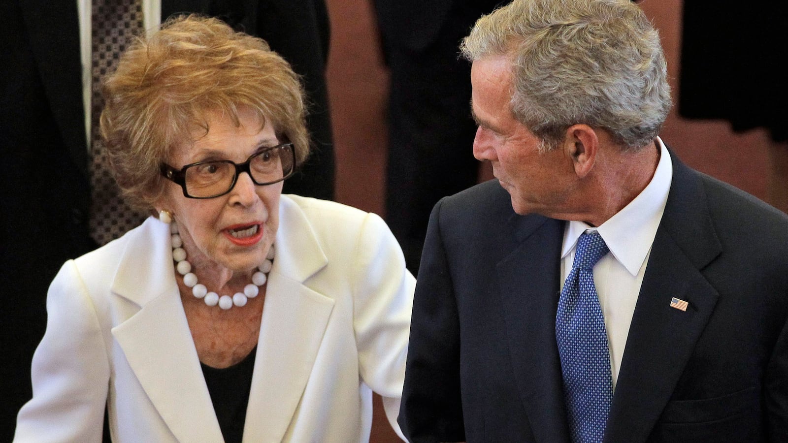 cheats/2012/05/23/nancy-reagan-suffers-broken-ribs/nancy-reagan-rib-cheat_m42q4o