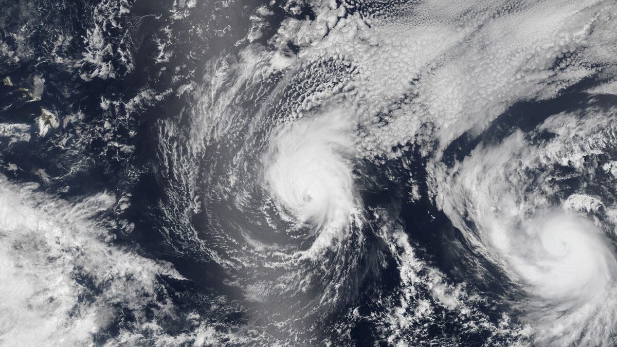 cheats/2014/08/08/iselle-downgraded-to-tropical-storm/140808-iselle-cheat_dlmbwe