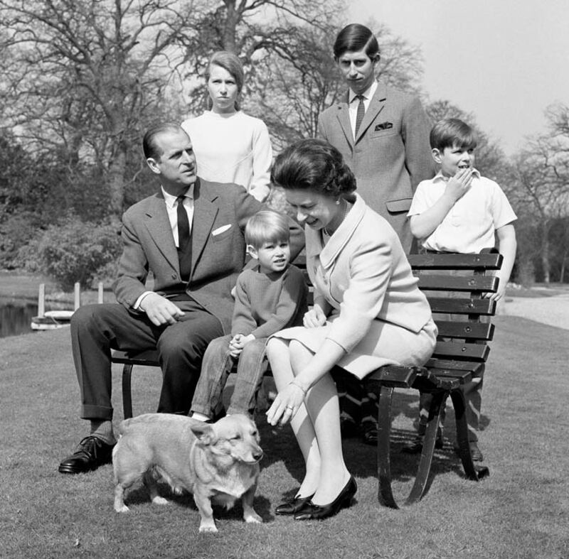 galleries/2012/08/06/queen-elizabeths-corgis-a-brief-history-photos/queen-elizabeth-corgis-3_hdp1qg