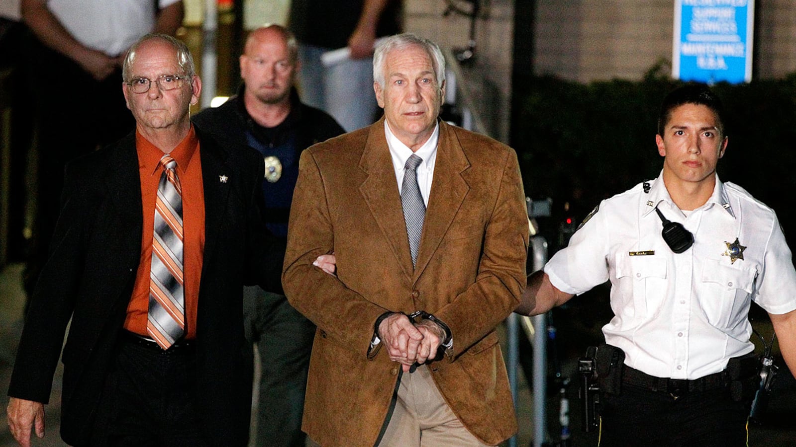 articles/2012/10/08/sandusky-s-back-for-his-sentencing-and-facing-more-accusers/sandusky-sentencing-cheat_ydvf2q