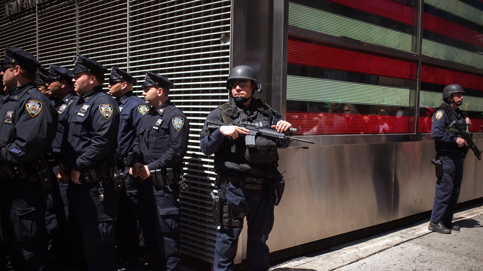 articles/2013/12/12/bill-bratton-vs-ray-kelly/131211-dickey-bratton-tease_tiedvo