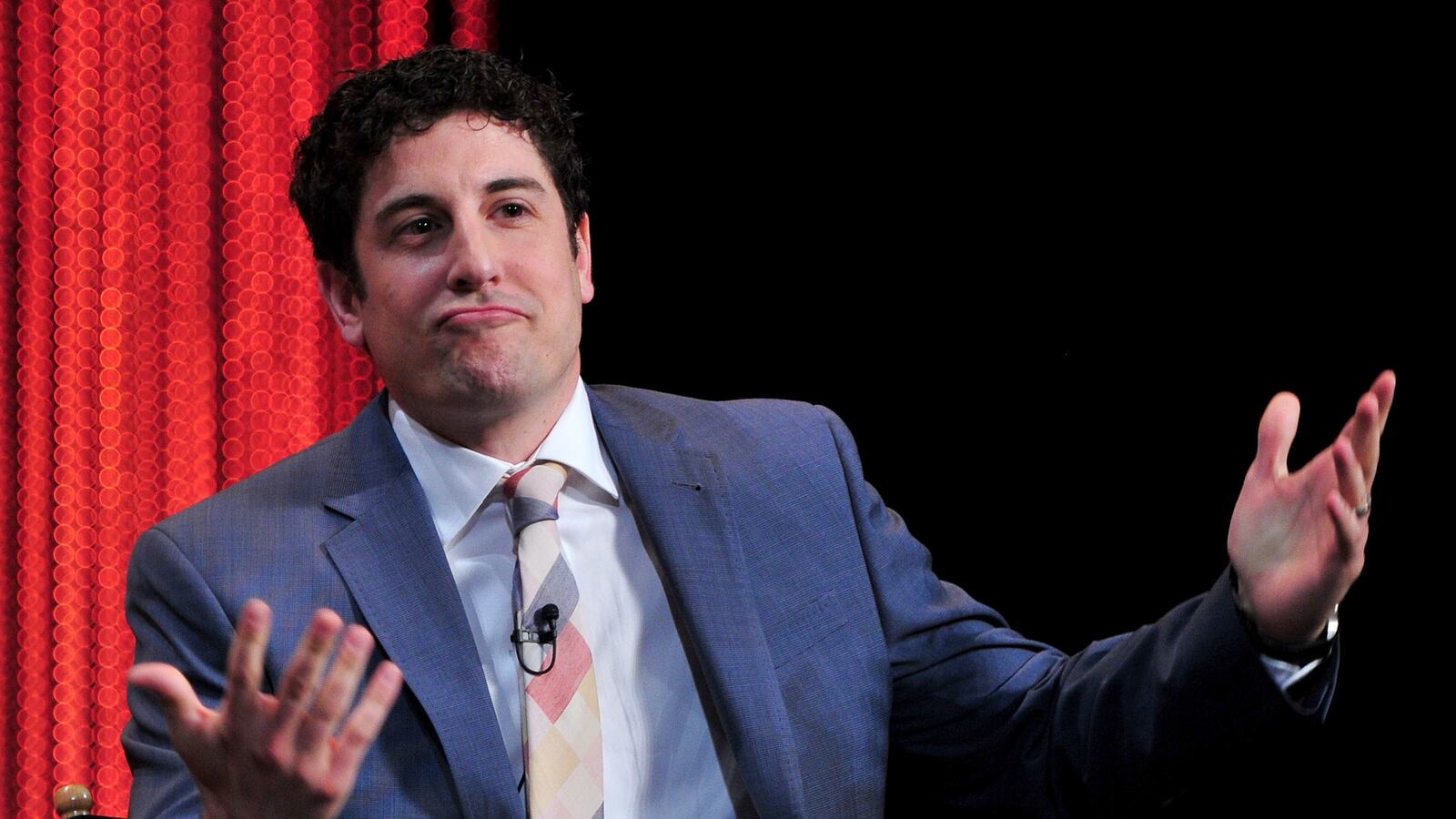 cheats/2014/07/18/jason-biggs-ripped-for-plane-crash-jokes/140718-jasonbiggs-cheat_qfd9qy