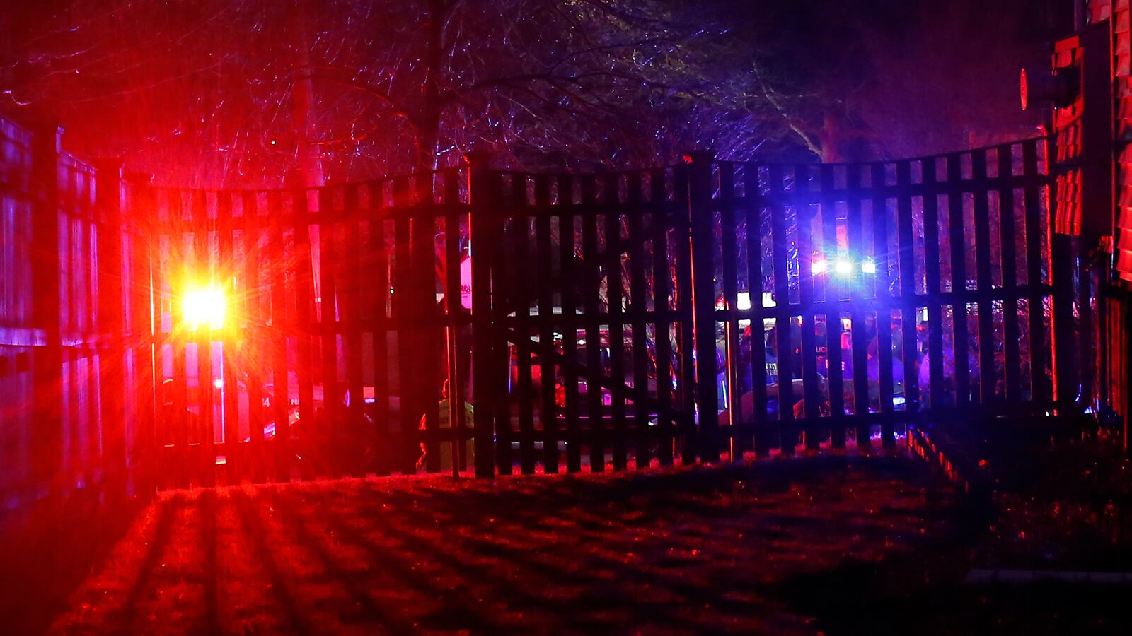 2013-04-20T000000Z_1077577438_GM1E94K0MZT01_RTRMADP_3_USA-EXPLOSIONS-BOSTON-SURROUNDED_q26onw