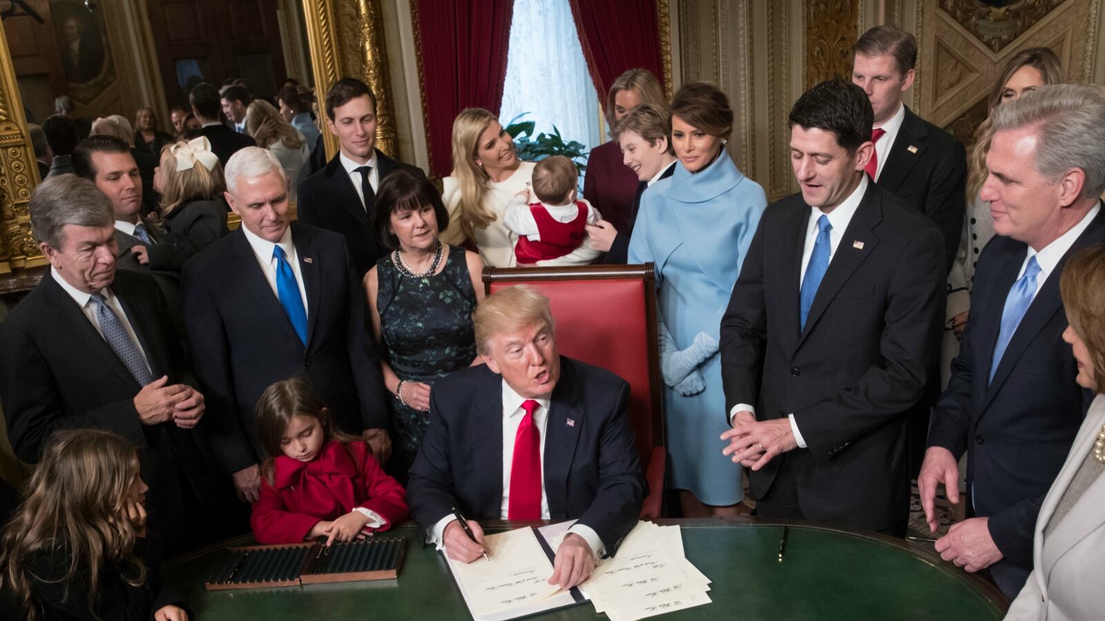 cheats/2017/01/20/trump-nixes-obama-s-fha-mortgage-fee-cut/170120-trump-sign-obama-cheat_qyuatk