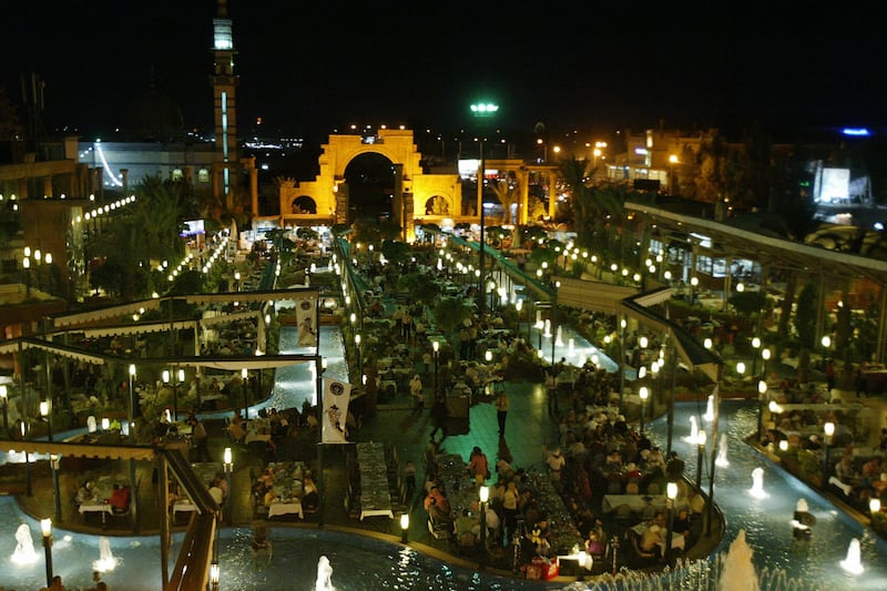 galleries/2013/04/09/azzam-airbus-380-more-of-the-world-s-largest-things-photos/130408-worlds-largest-restaurant_zepgvd