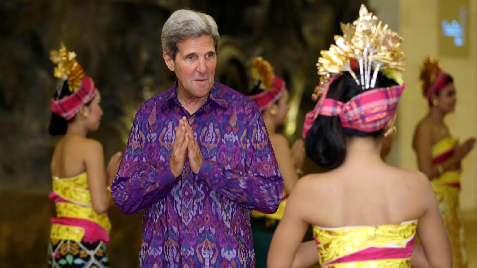 articles/2013/10/07/john-kerry-does-endek/131007-john-kerry-bali_kj0y5a